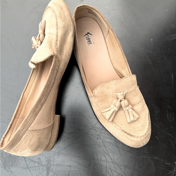 Fioni Light Tan/Beige Faux Soft Suede Loafers Slipon Flats with Tassels size 7 - Picture 2 of 3